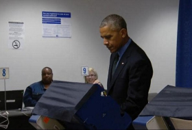 Obama casts early vote for 2016 election during Chicago trip - VIDEO